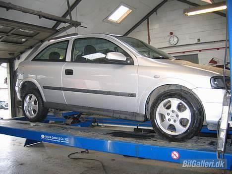 Opel Astra G 2,0 16v sport - Dagen efter vi har hentet den. Nysynet og kun forlygterne er skiftet ud.  billede 3