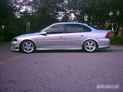 Opel vectra b ellegance - lige en fra siden..her kan man danne sig et indtryk af hvor lav den er.. billede 1