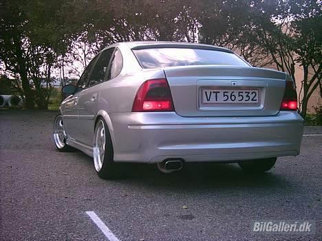 Opel vectra b ellegance - bag fra..her kan man se at underdelen også er malet.. billede 3