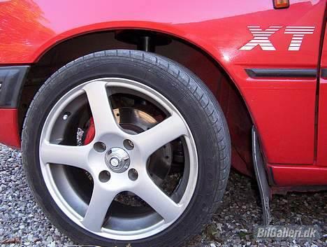 Peugeot 205 XT Solgt - Selv om det kun er sat 40 mm på er den blevet hele 60 mm laver end før...Gider heller ikke ha en bil som er vildt lav. bor jo på landet. vil sku kunne kører hvor jeg vil. også selv om man skal en tur ud på marken for at vende rundt billede 7