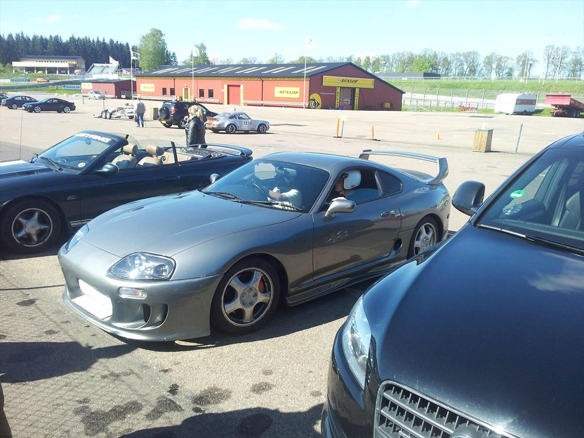Toyota Supra MKIV N/A Facelift *Silver* - Så var der første dag på banen. Standard fælgene bruges til trackdays nu, og kørte bare på nogle toyo gade dæk. billede 9