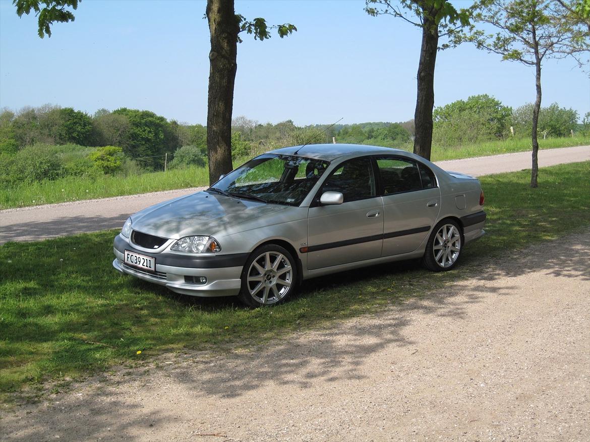 Toyota Avensis 1,8 billede 1