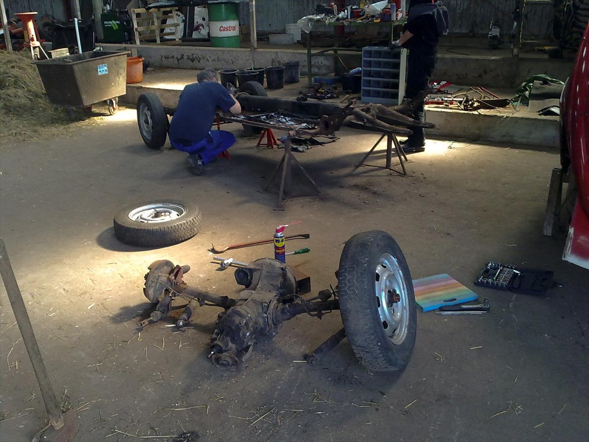 VW 1300 - Så er bunden skilt af så den kan blive lavet i stand billede 7