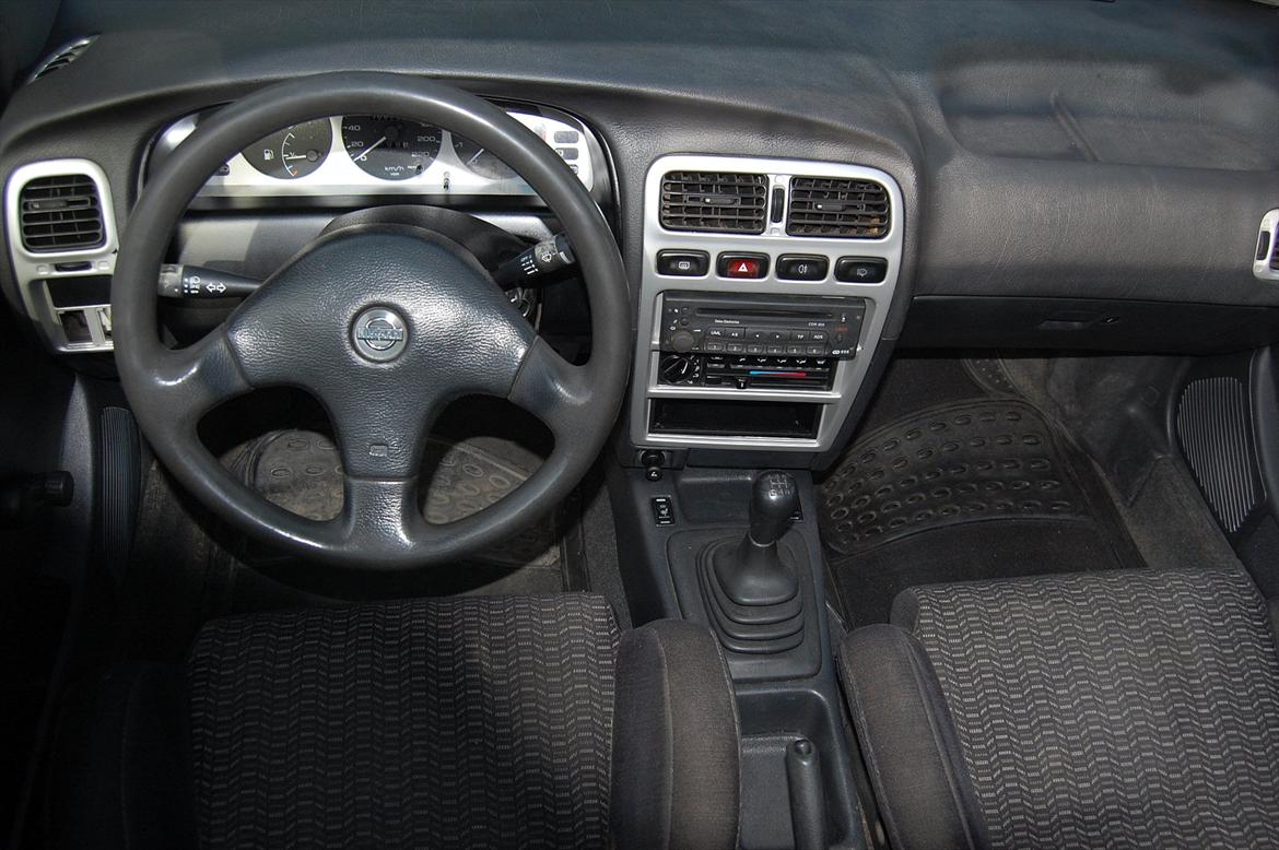 Nissan Primera P10 1,6 LX - Billede taget igennem soltaget. billede 11