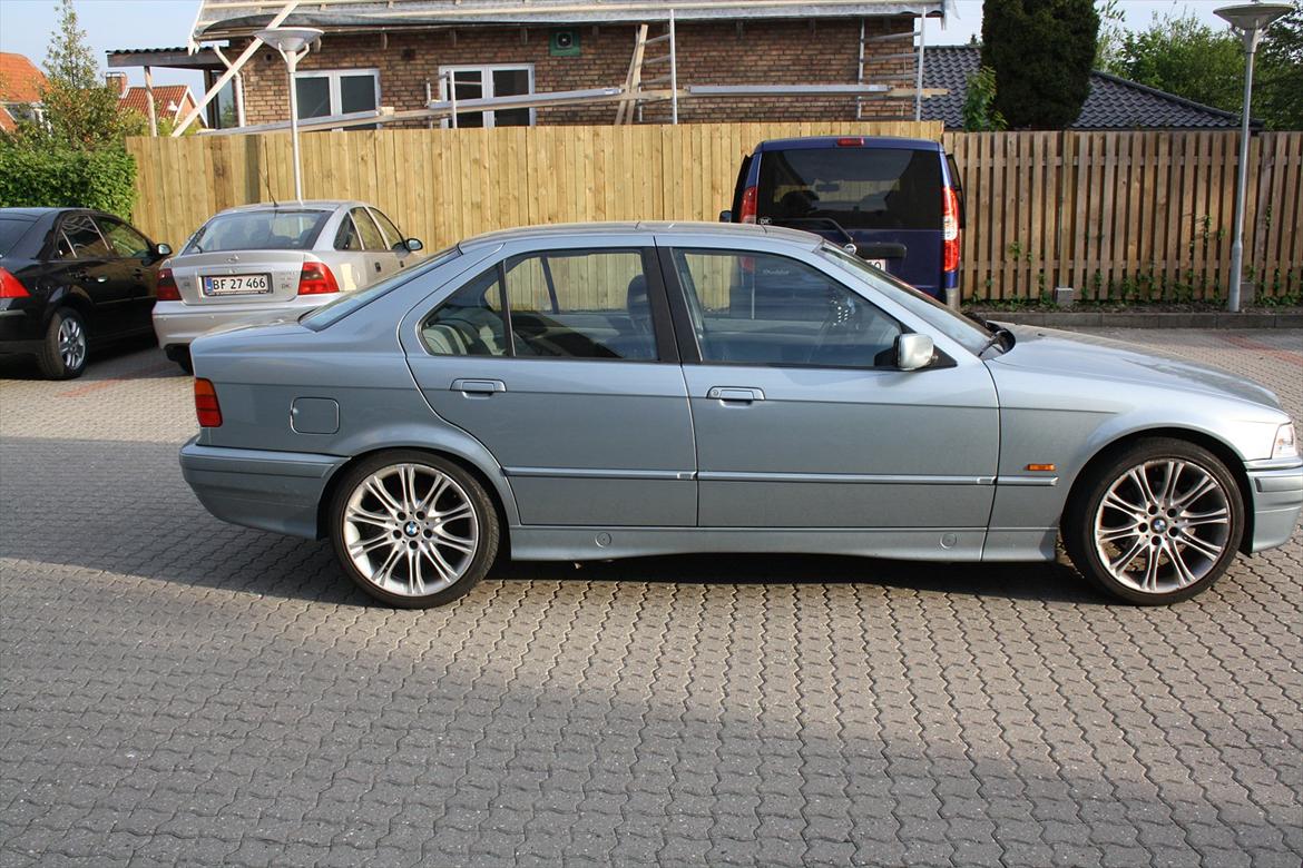 BMW 318i aut. billede 8