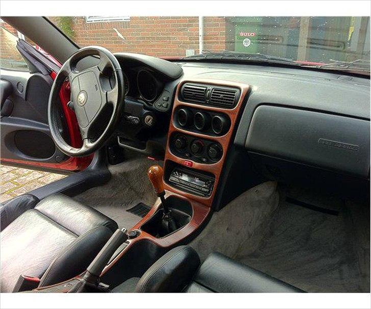 Alfa Romeo GTV 916 - Læder og træ passer fint til en klassisk Alfa Romeo fra 90érne billede 9