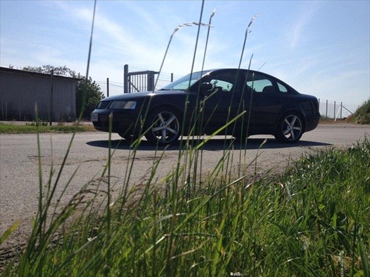 VW Passat 1.8T 20V Limo SOLGT billede 1