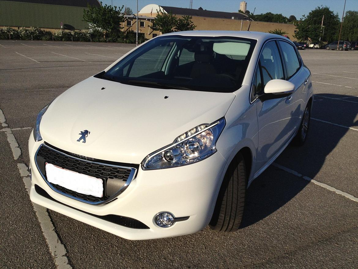 Peugeot 208 1,6 e-Hdi Allure billede 1