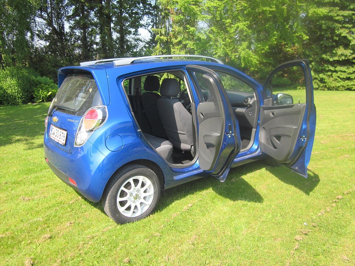 Chevrolet Spark 1.2 LS - Min Spark set fra siden med dørene åben billede 5