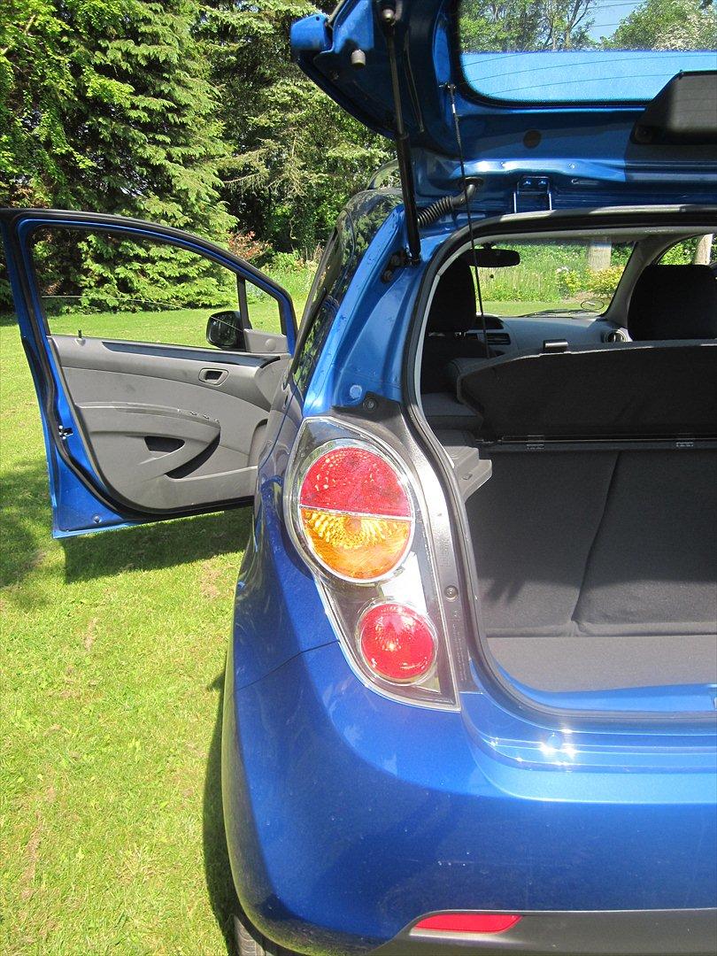 Chevrolet Spark 1.2 LS - halv bagagerum og dør billede 15