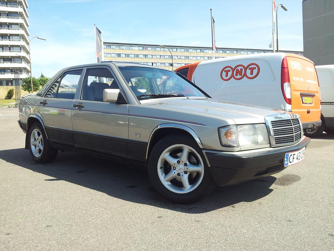 Mercedes Benz 190 E Aut. - nu med lavet rust og malet i sort for midt af dør og ned hele vejen rundt  billede 15