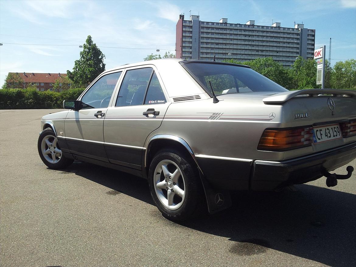 Mercedes Benz 190 E Aut. - nu med lavet rust og malet i sort for midt af dør og ned hele vejen rundt  billede 16