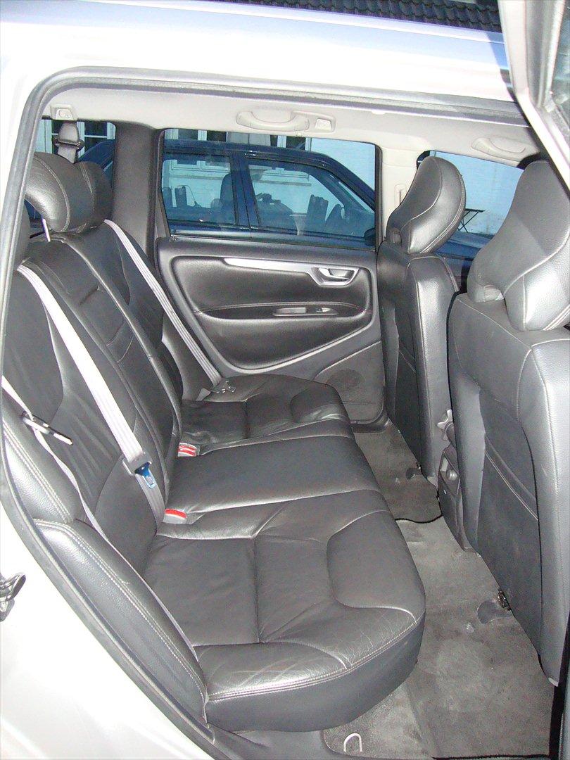 Volvo V70 - Her er god plads til ungerne. 3 barnestole på række er intet problem! billede 17
