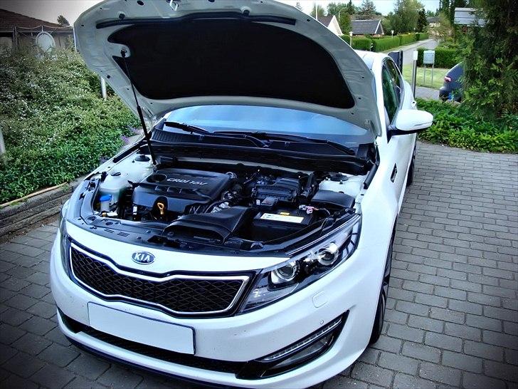 Kia Optima Spirit Automatic (Infinity/Keyless go) - Turbodiesel 1.7 CRDi ("best-in-class performance" i forhold til størrelsen, yder tæt på en 2.0 hos konkurrenterne, men har en lavere afgift). Med Bosch-Common rail-indsprøjtning „U2“ udviklet i Tyskland. billede 8