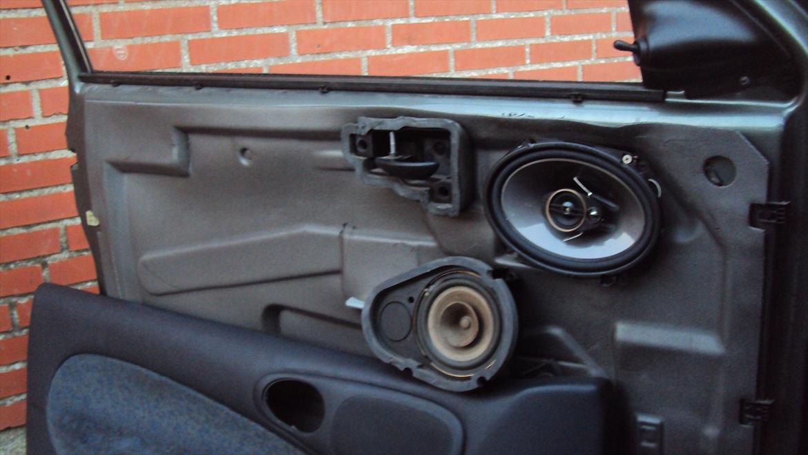 Ford Escort 1.6i CL - pioneer højtalere 350 watt 6x8" spiller meget bedre end de gamle, som var lavet ud af pap ( ses også på billedet) billede 18