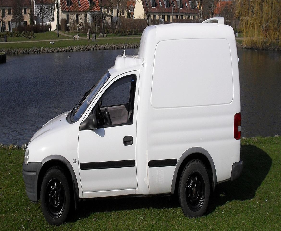 Opel corsa b combo 1,4i (Snehvide) - min bil krøb lidt da jeg vasket den :-( billede 1