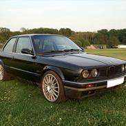 BMW E30 320i 