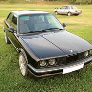 BMW E30 320i 
