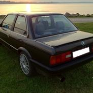 BMW E30 320i 