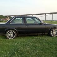 BMW E30 320i 