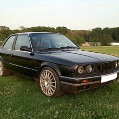 BMW E30 320i 