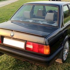BMW E30 320i 