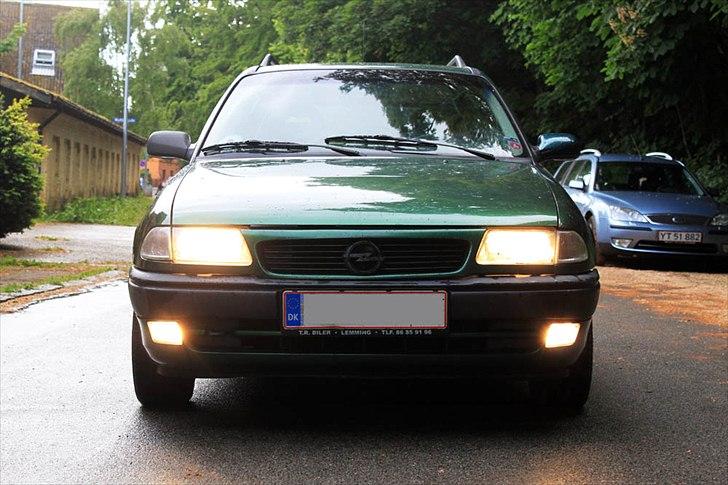 Opel Astra 1.6i Club - Ja frontgrillen sidder sgu ikke for godt. Tidligere ejer har sat den dårlig fast med strips og lakeret den med yderst dårligt udfald. Den skal bare af og så en anden på. billede 2