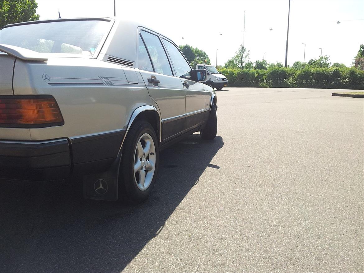 Mercedes Benz 190 E Aut. - nu med lavet rust og malet i sort for midt af dør og ned hele vejen rundt  billede 17