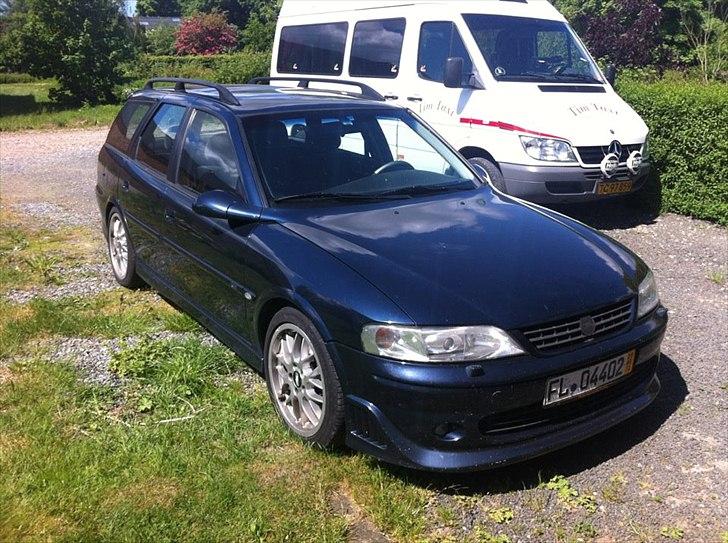 Opel Vectra B "I500" 2,5 V6 - St.Car - Dag 1. Ankom kl. 03.15 på adressen. (Billede taget senere :D) billede 1