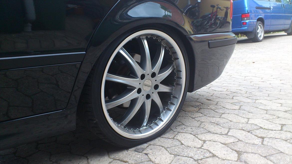 BMW 523i (530) - bilen er hejst op i modsatte side, derfor den ser så lav på dette billede ;P
 billede 6