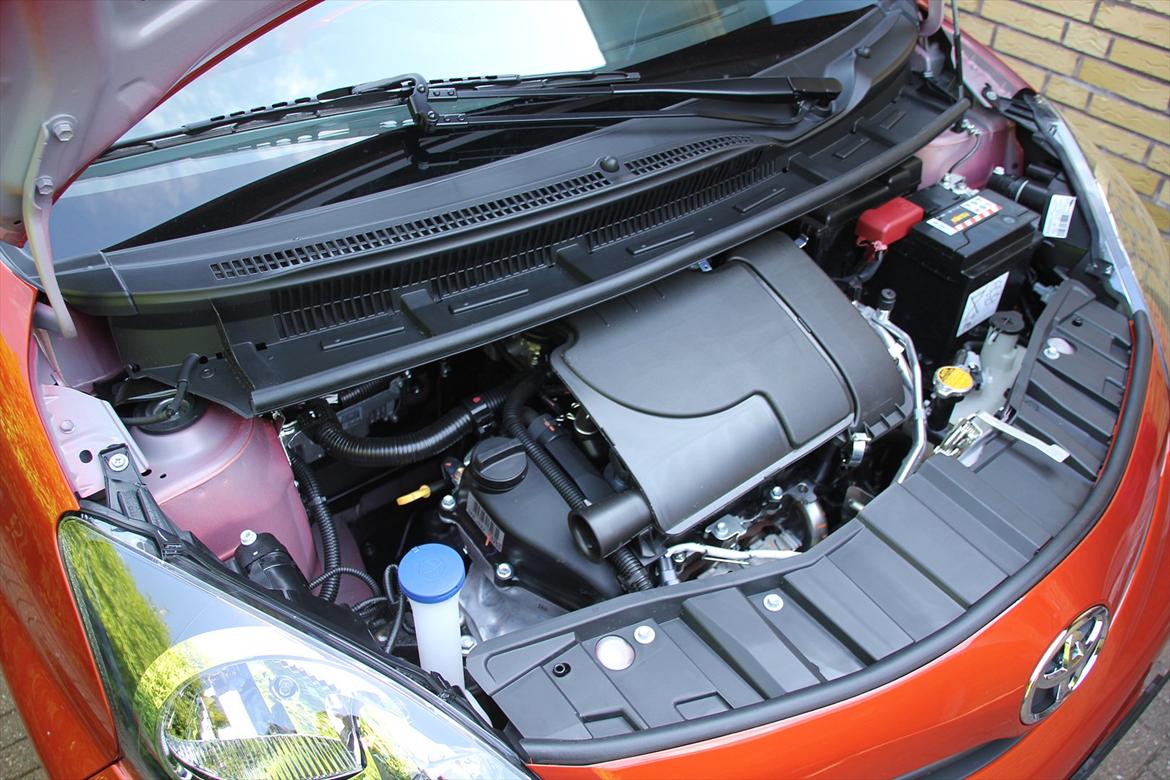 Toyota AYGO - Kraft værket...   Host Host... 
ned droslet symaskine...   hehe
 billede 18