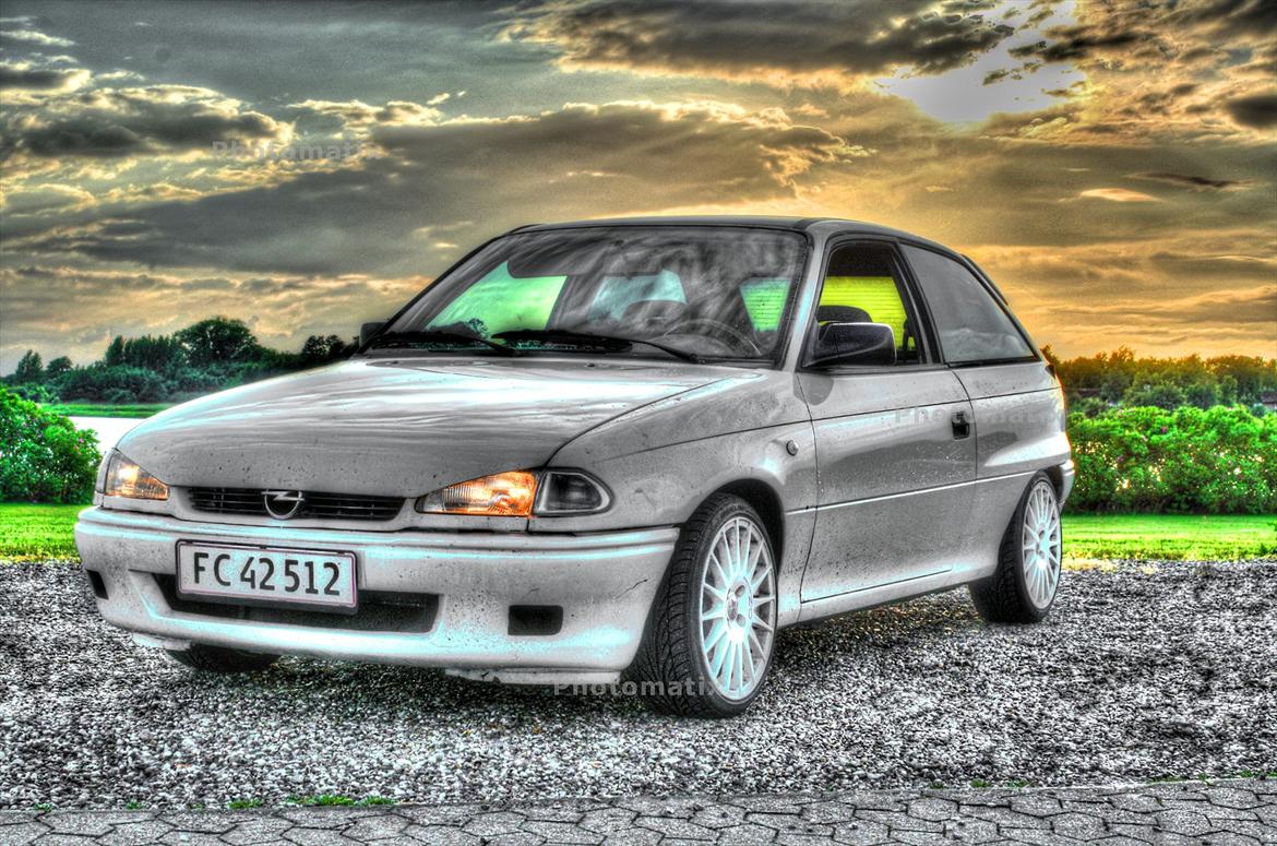 Opel Astra F - så skulle jeg lige ud og finde en god bagrund ;-) taget på Frederiksværk havn ;-)  billede 3