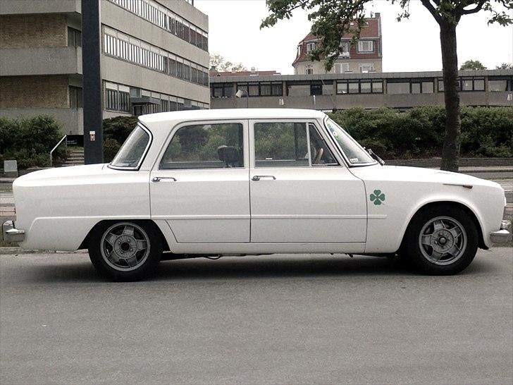 Alfa Romeo Giulia 1300 Super *SOLGT* - Nu sidder den lige præcis så lav som den skal billede 18