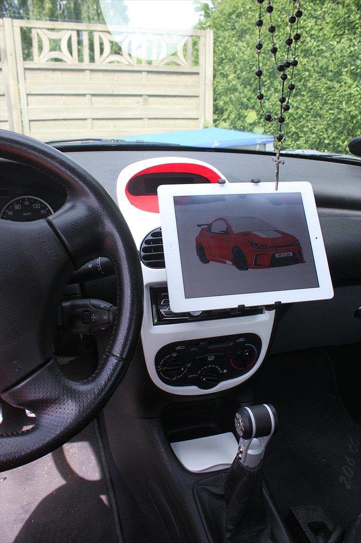 Peugeot 206 cc "Styling" - iPad holder med bluetooth forbindelse til anlægget i bilen. Plus et billed af hvordan bilen gerne skulle komme til at se ud engang billede 16