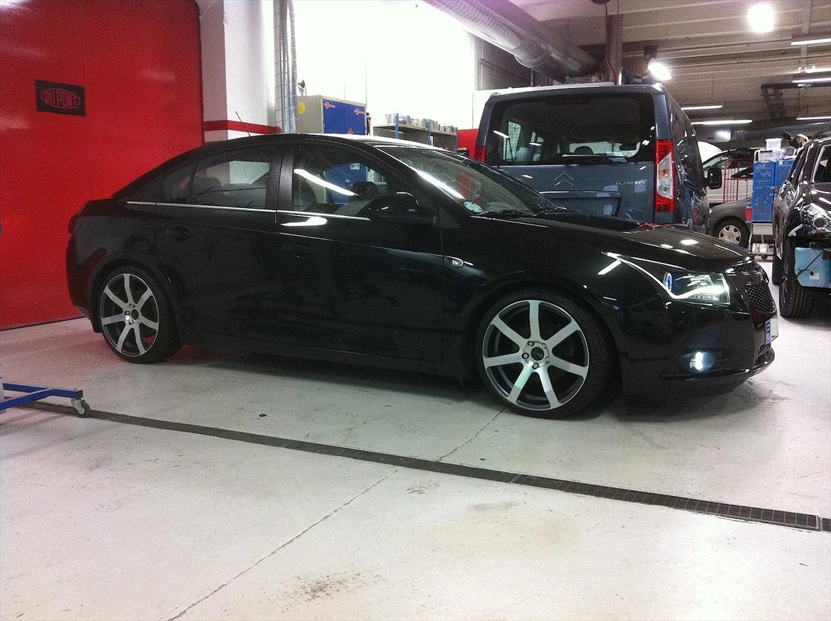 Chevrolet Cruze LT - Så fik den fælgene på og blev sænket =)
Angel Eyes tågelygter også monteret =) billede 1