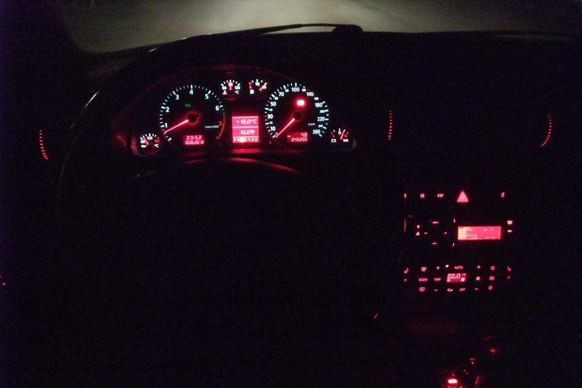 Audi A4 Avant Quattro 2,8 Tiptronic - Cockpittet by night billede 17