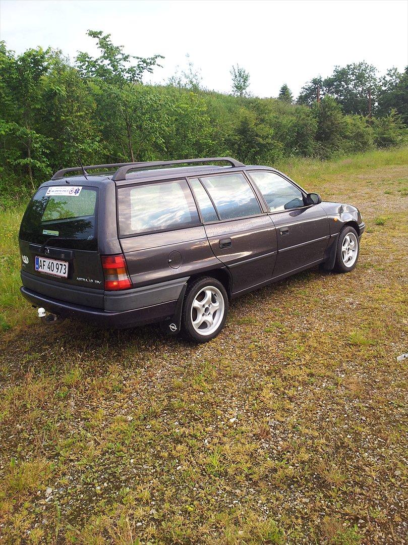 Opel Astra Club St.car (solgt) billede 4