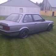 BMW E30 320i