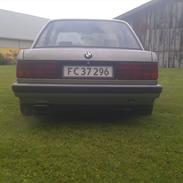 BMW E30 320i