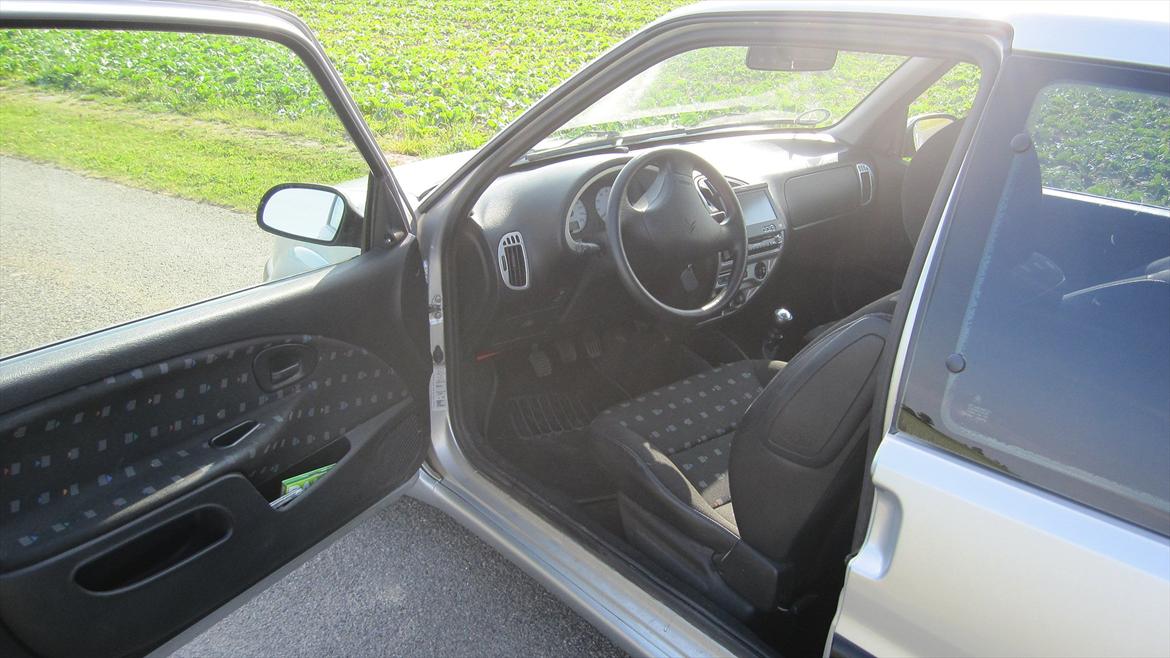 Citroën Saxo vts 1,6 8v - Et kig ind i bilen fra føre siden billede 10