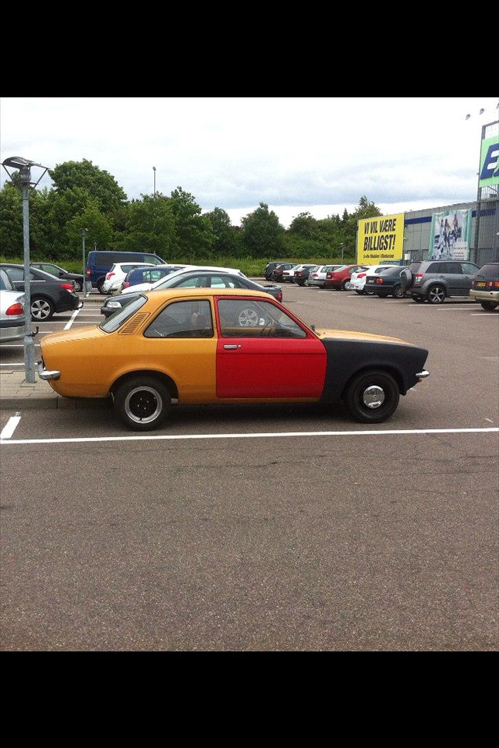 Opel Kadett C VETERAN - Så er der nye forskærme på. Ligeledes er døren i højre side skiftet efter en idiot forsøgte at stjæle bilen.  billede 15