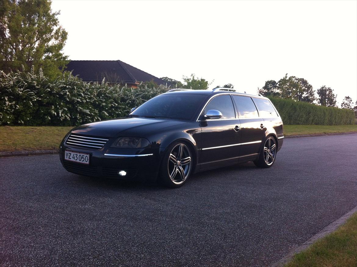 VW Passat 1.9 TDI Highline Variant 3BG - Så sort som mulig.
Sorte ruder over alt!
Sorte Lygter over alt!
Skam sænket! billede 2