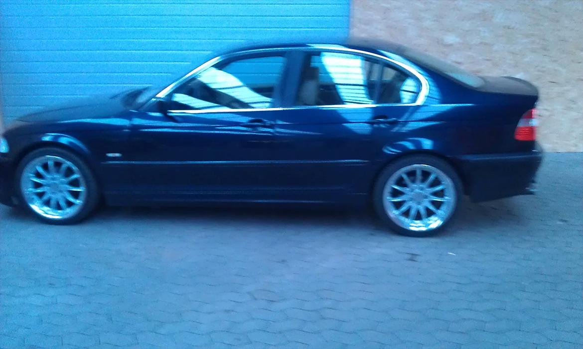 BMW 323i billede 2