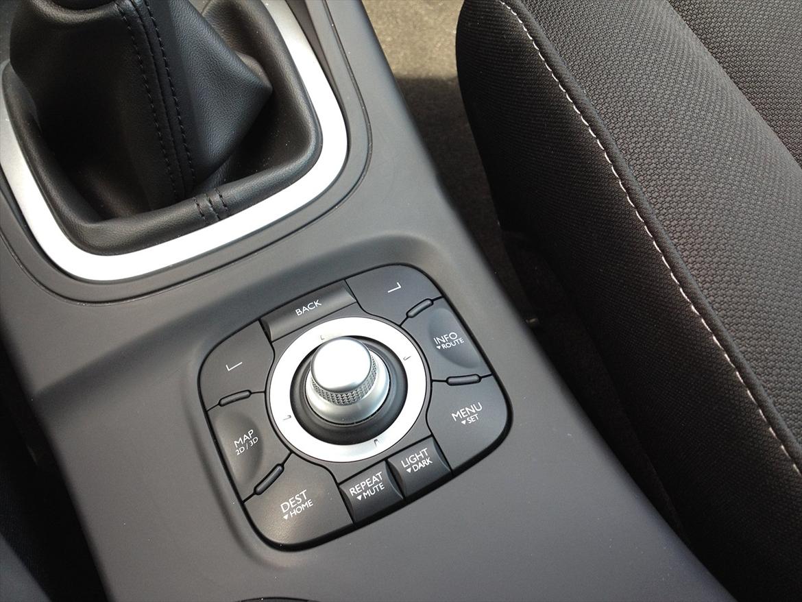 Renault Megane Expression 1.5 dCi Sports Tourer - Betjeningen af navigationen sidder i midterkonsollen... Måske Renault har "lånt" idéen fra Audi?? billede 17
