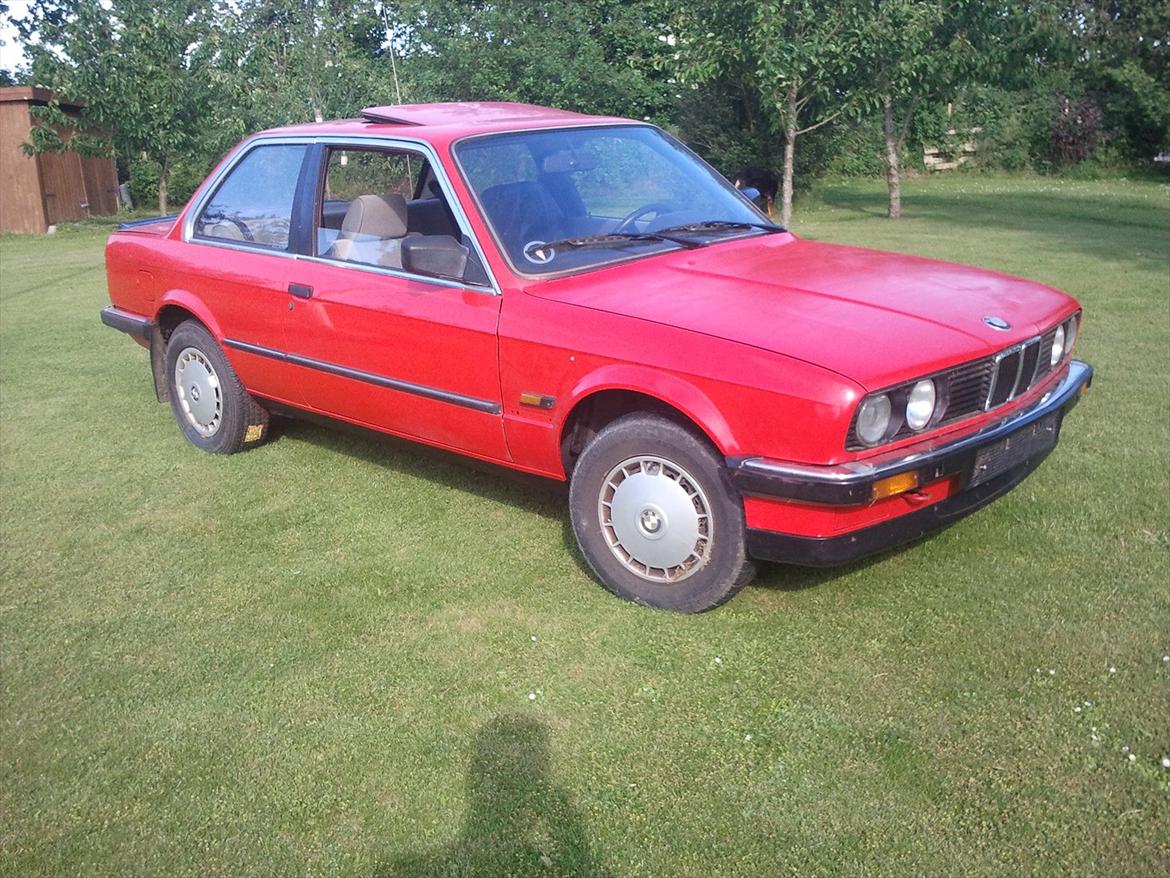 BMW E30 320i 2D billede 1