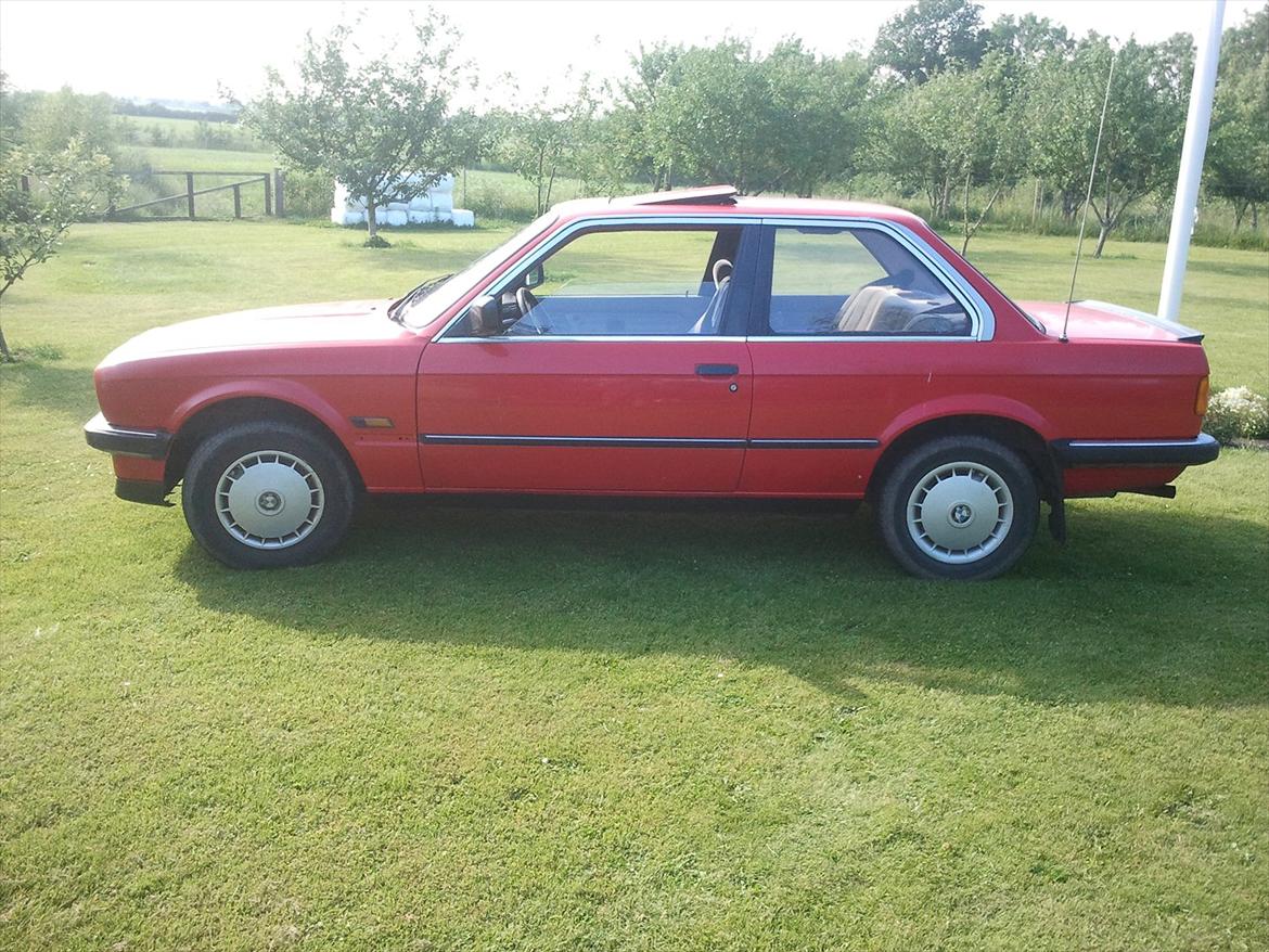 BMW E30 320i 2D billede 4