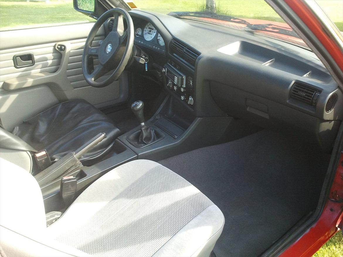 BMW E30 320i 2D billede 8