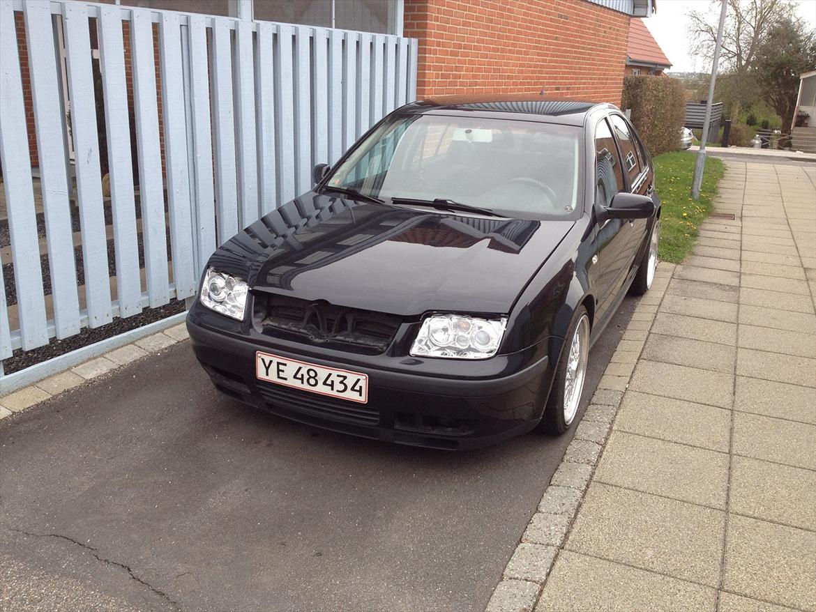 VW Bora 1.9 TDI - Var ved at lave sort grill og emblem billede 10