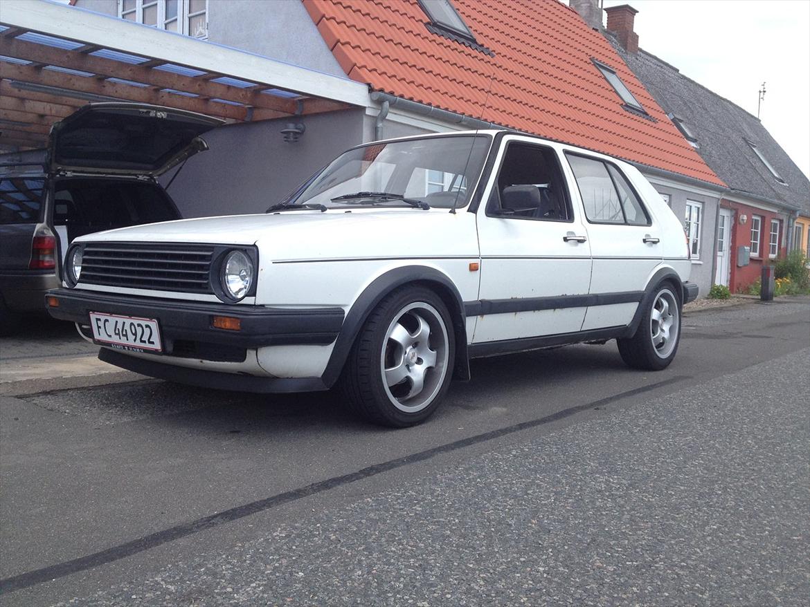 VW Golf 2 GT - Nye fælge og sænket
Som den står i dag 25-06-2012 billede 1