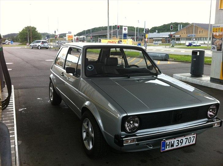 VW Golf 1 Diesel - Første tur i bilen. (2012) efter at været igennem 2 års renovering. Den blev afmeldt i 2007 så efter, at ha stået stille i 5 år er den endelig kommet tilbage på vejene igen. billede 17